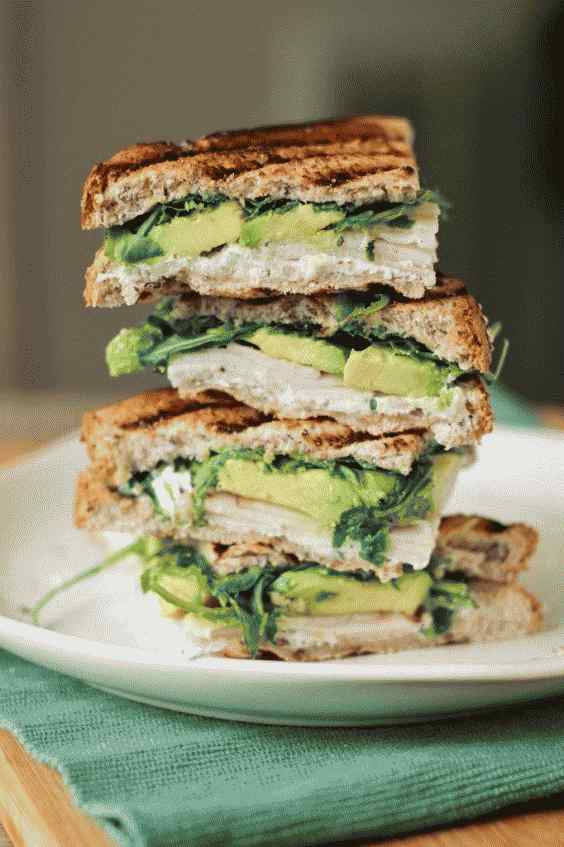 Tyrkiet, avocado og gedeost Panini