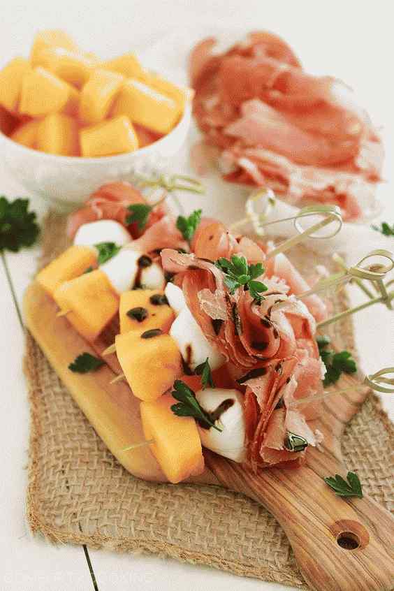 Pícnic: pinxos de meló, prosciutto i mozzarella