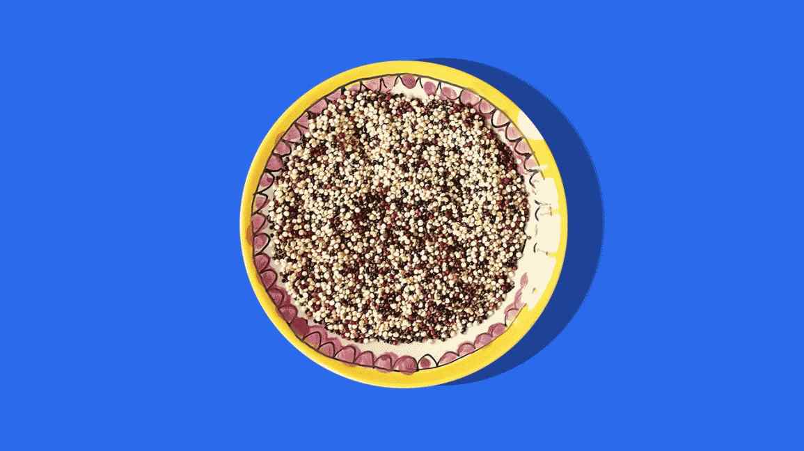 bol de quinoa sobre fons blau