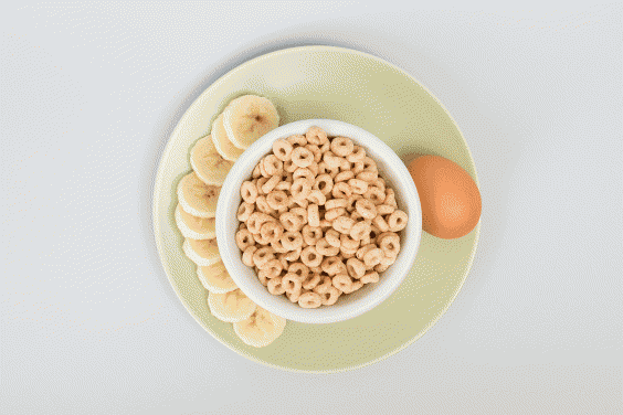 Cheerios, plátano y huevo duro