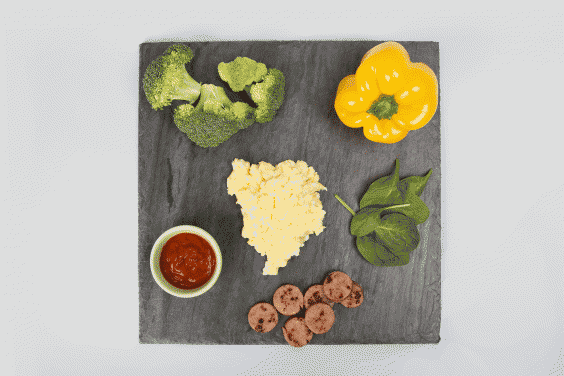 Ingredientes para salchichas y huevos revueltos