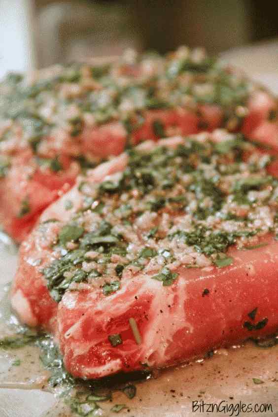 6. Chuletas de cerdo asadas con limón y albahaca