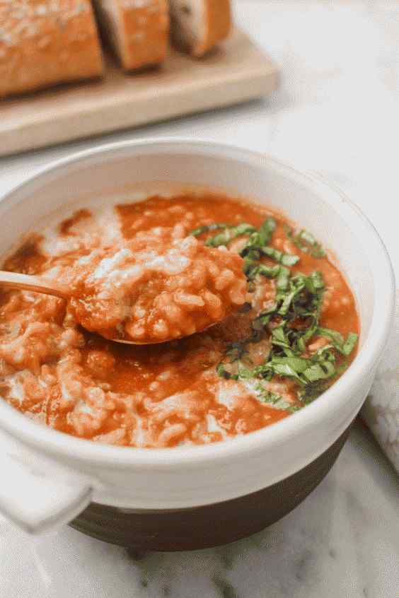 7. Sopa de arroz con tomate y albahaca