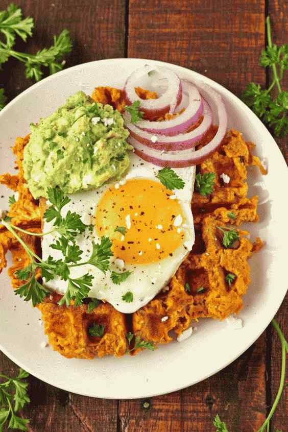 Waffles de camote con aguacate y huevo