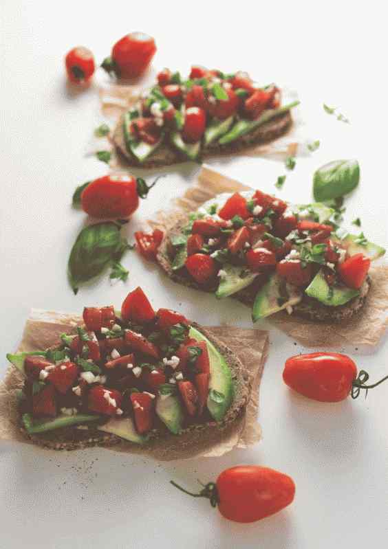 11. Bruschetta de tomate y aguacate