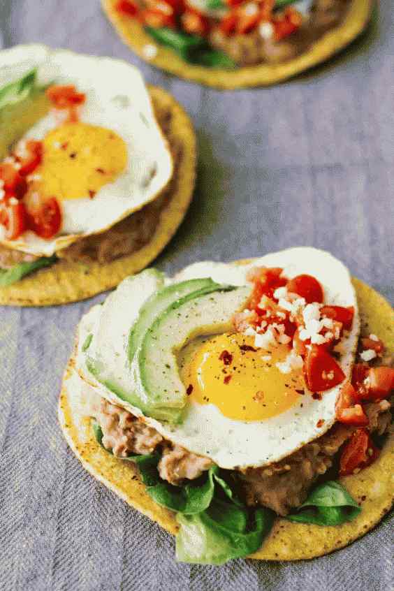 1. Mic dejun de 10 minute Huevos Rancheros Tostadas