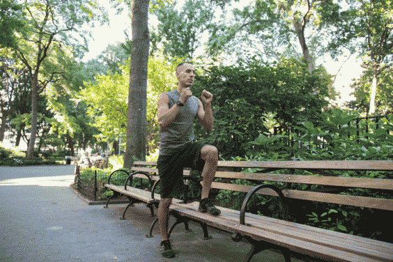 Movimientos de entrenamiento en el patio y el parque
