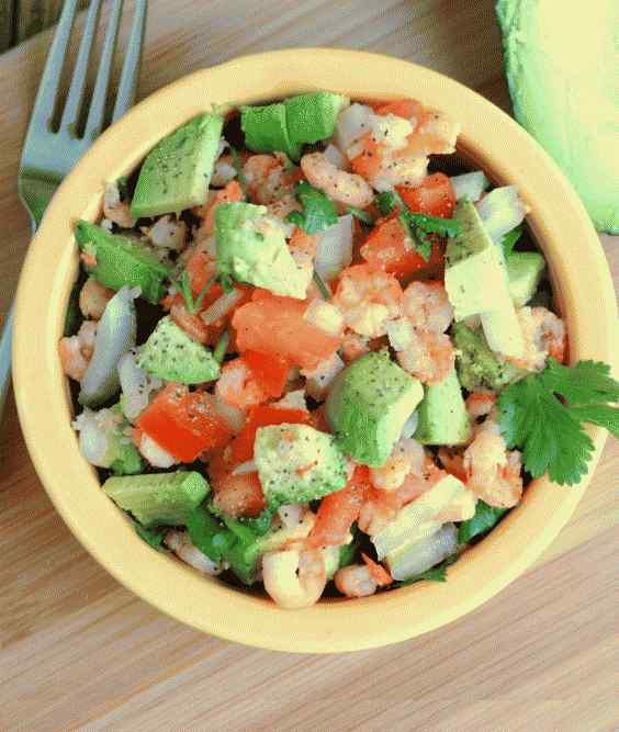 Whole30 kosila: solata s kozicami in avokadom