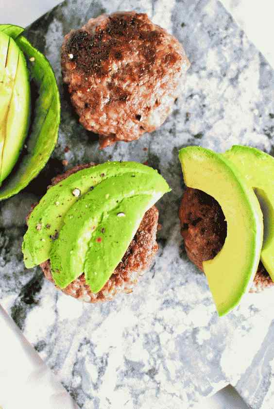 Whole30 kosila: hamburgerji iz česnove slanine iz avokada