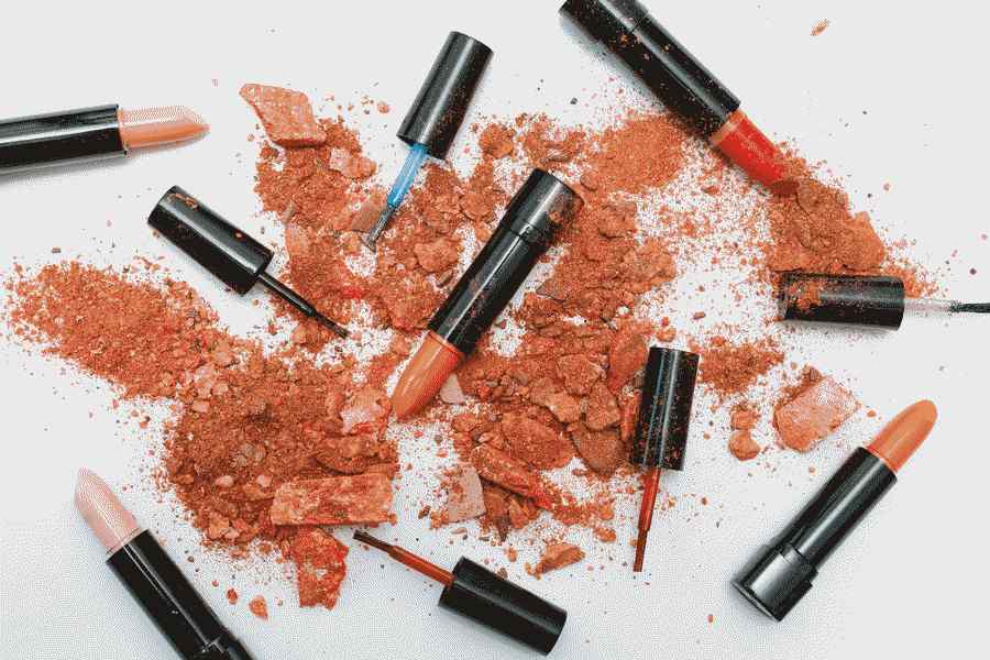 10 garsių įžymybių ir jų grožio produktų linijos