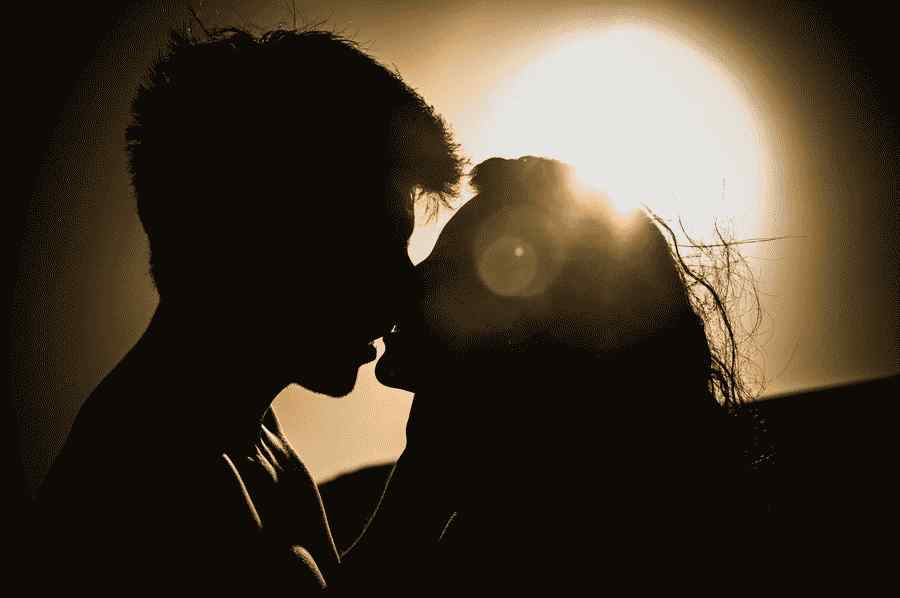 12 moduri de a-ți trece peste îndrăgostirea și de a nu arăta stânjenit