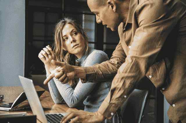 Office Romance: 8 sfaturi din viața reală pentru a te întâlni cu un coleg