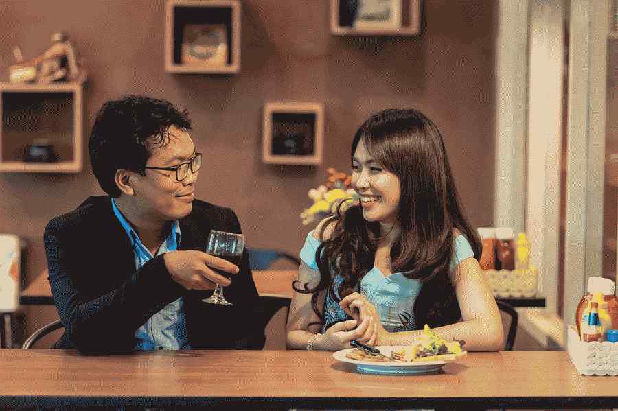 Flirtul este înșelăciune? 8 Semne de avertizare când este dăunător